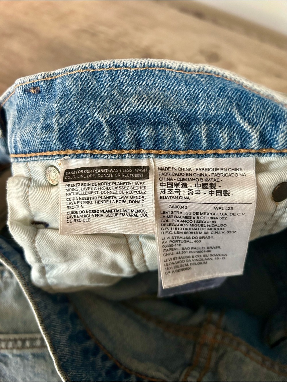 Levi’s Premium Hi-Ball High Rise Cutoff Shorts W30 Light Wash Distressed Denim - Picture 4 of 10